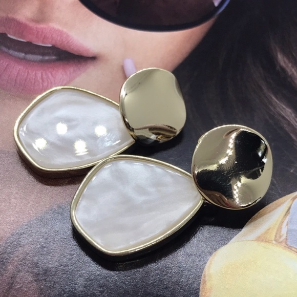 Geometric Gold Shell Earrings - Picture 3 of 5